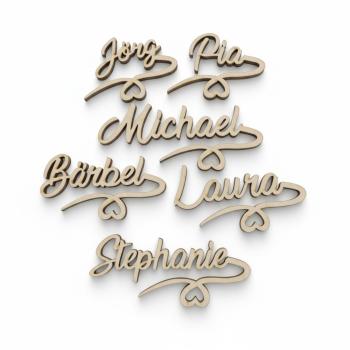 Filigran gelaserter Holzname mit Herzanhänger, klar und minimalistisch präsentiert.